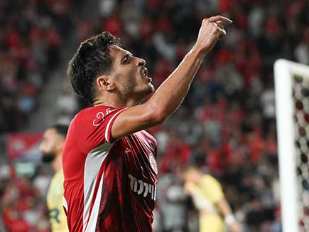 במה שהפך לשער החוקי היחיד של המשחק (ברני ארדוב)