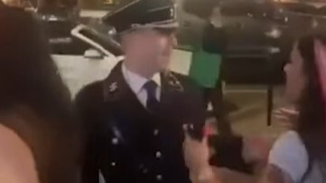 הגיע במדי קצין נאצי לבר