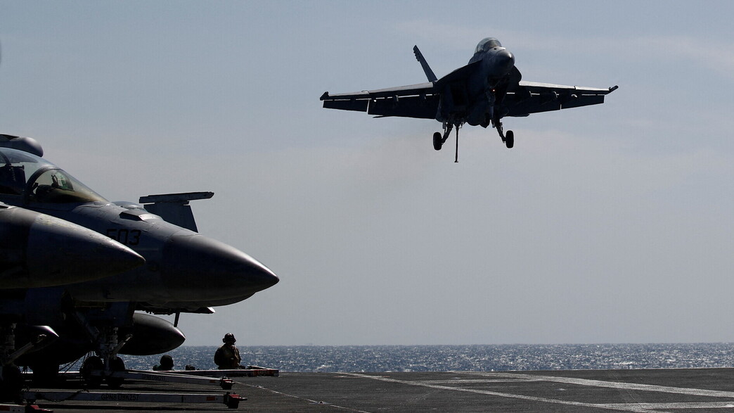 מטוס קרב F/A-18 בנושאת המטוסים האמריקנית "נימיץ" מטוס קרב F/A-18 בנושאת המטוסים האמריקנית "נימיץ"