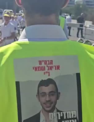 עם מיצגי חטופים וכובעים צהובים: הפגנת חרדים נגד מעצר העריקים מחוץ 