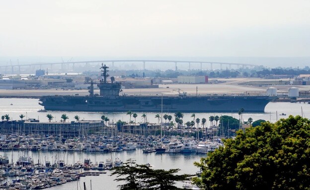 נושאת המטוסים האמריקנית "נימיץ" נושאת המטוסים האמריקנית "נימיץ"
