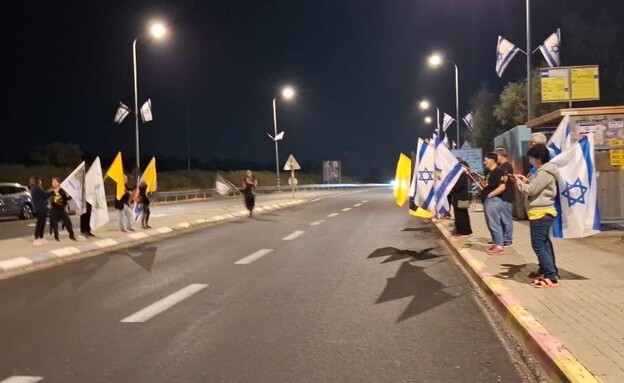 תושבי אשכול מלווים את השיירה הנושאת את ארונו של החלל החטוף