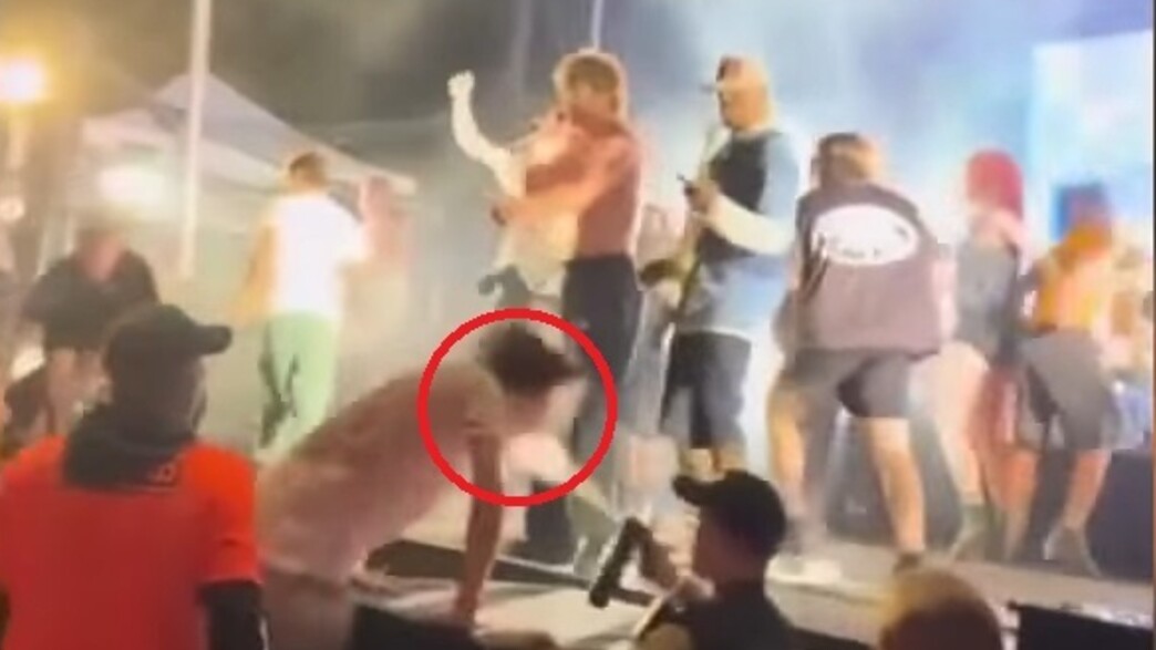 שוטר מרסס מעריץ בגז פלפל בהופעה של Turnstile שוטר מרסס מעריץ בגז פלפל בהופעה של Turnstile