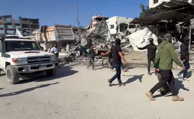 מחבלי חמאס מובילים את הצלב האדום בעזה (צילום: מתוך תיעוד שעלה ברשתות החברתיות, שימוש לפי סעיף 27א' לחוק זכויות יוצרים)