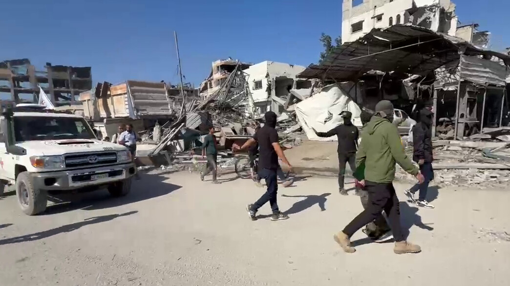 מחבלי חמאס מובילים את הצלב האדום בעזה