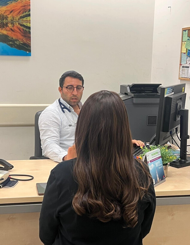 המטופלת בביקורת במרפאת כללית בשכונת רמות בירושלים