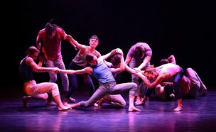 מתוך המופע ״סוף סוף״ של קולבן דאנס (צילום: אבי לוסקי, יחסי ציבור)