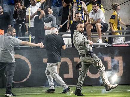 רגע השלכת האמצעי הפירוטכני. המחיר: משחק העונה ללא קהל חוץ (עודד קרני)