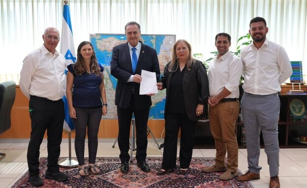 הוועדה המייעצת לבחינת גלי צה"ל עם שר הביטחון ישראל כ"ץ