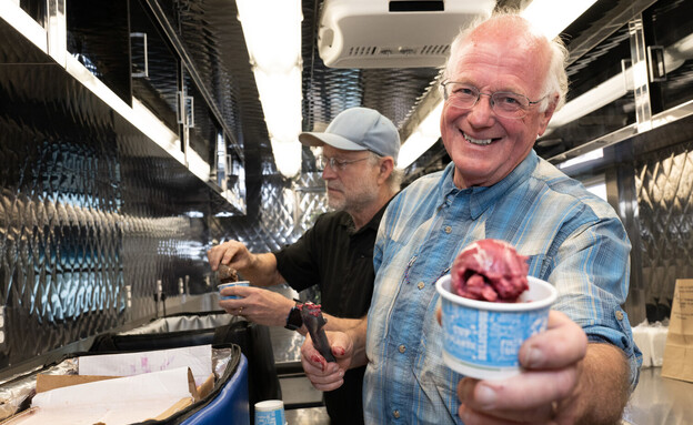 ג'רי גרינפליד (משמאל) ובן כהן (מימין), מייסדי בן אנד ג'ריס