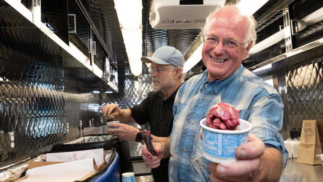 ג'רי גרינפליד (משמאל) ובן כהן (מימין), מייסדי בן אנד ג'ריס