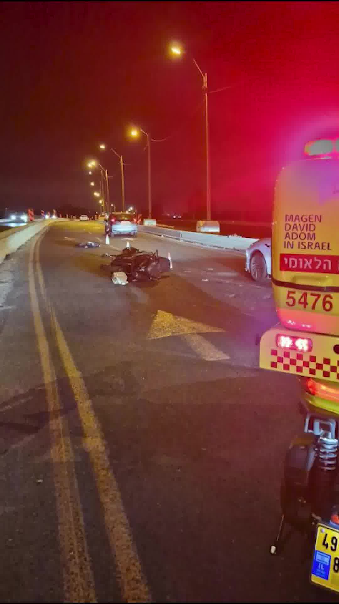 רוכב אופנוע נפצע קשה בכביש 40 סמוך לצומת הטייסים, צוות מד"א פינה אותו לביה"ח בילינסון