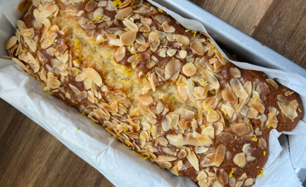 עוגת לימון שקדים בחושה ועסיסית (צילום: עדי קלינגהופר)