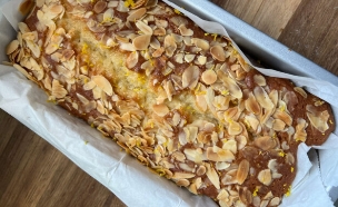 עוגת לימון שקדים בחושה ועסיסית (צילום: עדי קלינגהופר)