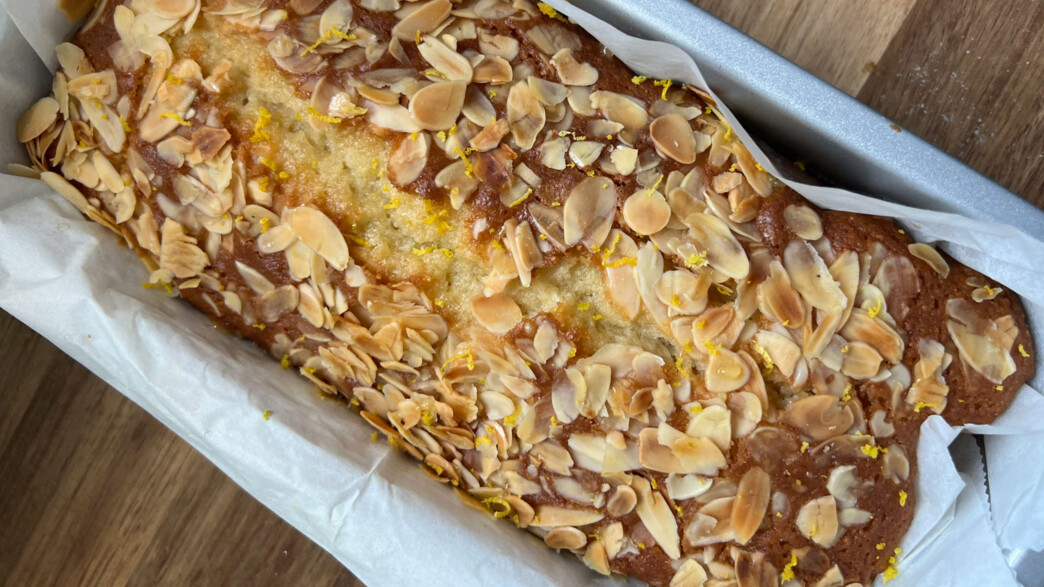 עוגת לימון שקדים בחושה ועסיסית