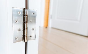 ציר דלת  (צילום: shutterstock_Aleksey_Matrenin)