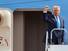 טראמפ במטוס הנשיאותי: יש שלום, מעדיפים לא לחסל את חמאס