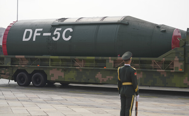 טיל גרעיני שמוצג במצעד צבאי סיני