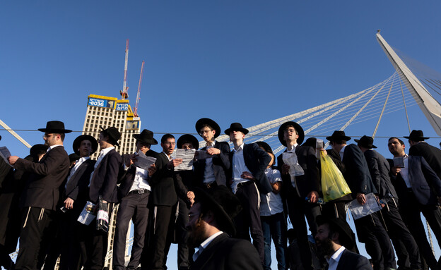 נער כבן 15 נפל אל מותו במחאת החרדים בירושלים