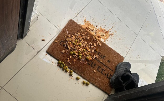 הדייט הפך למסכת של איומים הדייט הפך למסכת של איומים