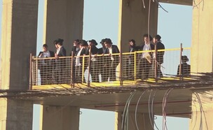 מפגינים חרדים באתר בניה