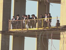 המשטרה עודכנה, מוחים פרצו את מעגלי האבטחה ועלו לבניין