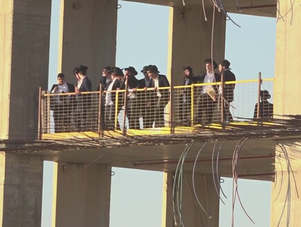 המשטרה עודכנה, מוחים פרצו את מעגלי האבטחה ועלו לבניין