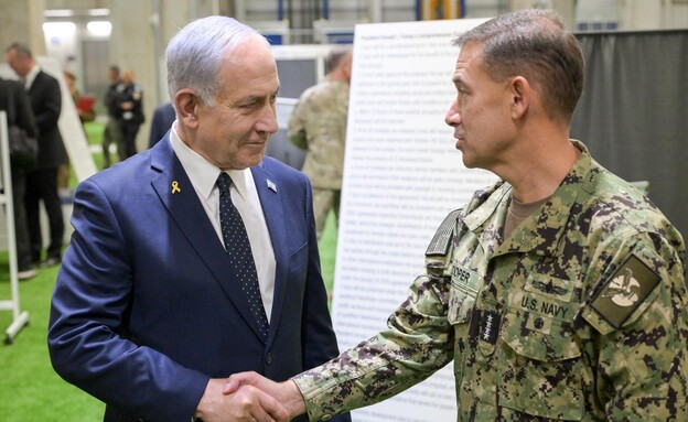 נתניהו במרכז לתיאום צבאי-אזרחי בקריית גת (צילום: מעיין טואף, לע