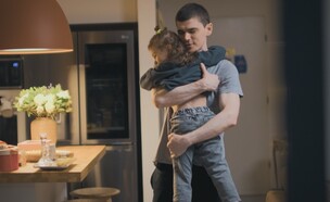 החיבוק הראשון. מקסים הרקין ובתו מוניקה (צילום: עובדה)