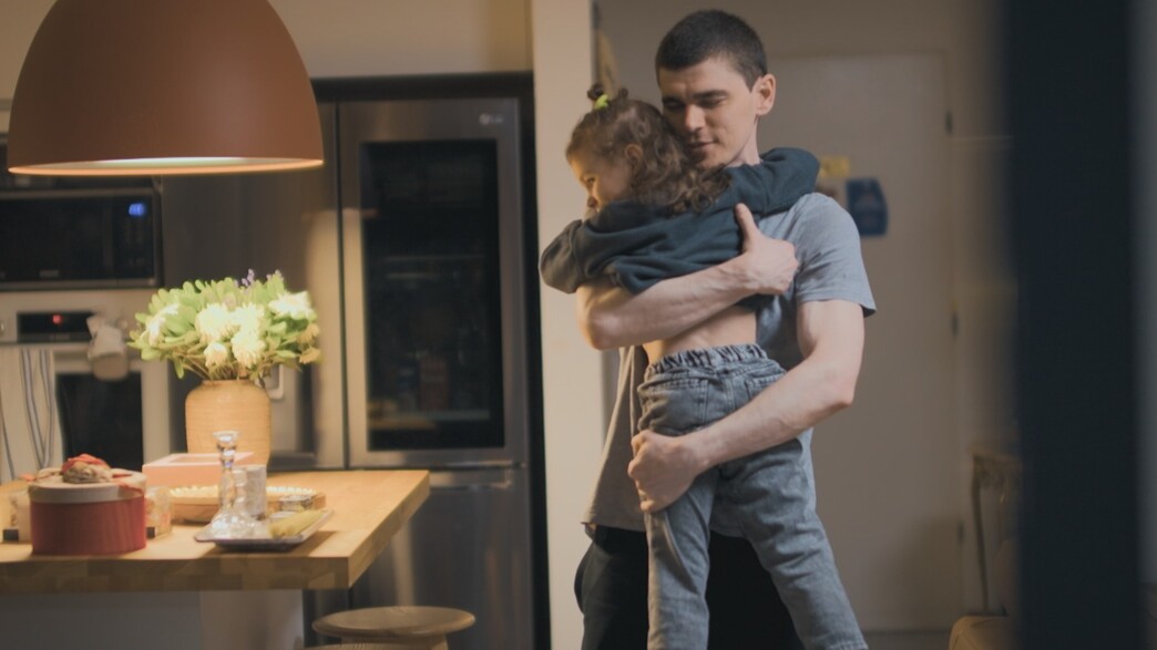 החיבוק הראשון. מקסים הרקין ובתו מוניקה החיבוק הראשון. מקסים הרקין ובתו מוניקה