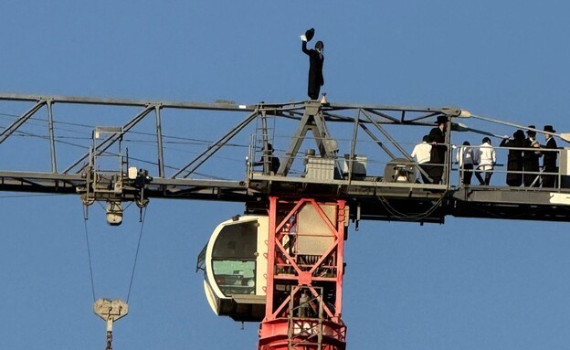 מפגינים חרדים באתר בניה מפגינים חרדים באתר בניה