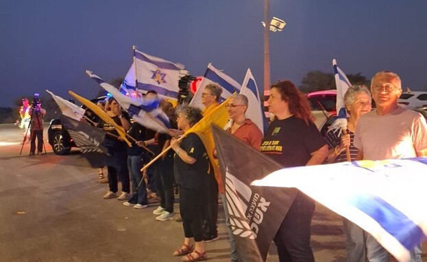 אזרחים ממתינים לארונות החללים החטופים אזרחים ממתינים לארונות החללים החטופים