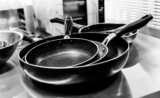 מחבתות בערימה (צילום: shutterstock_Prarinya)