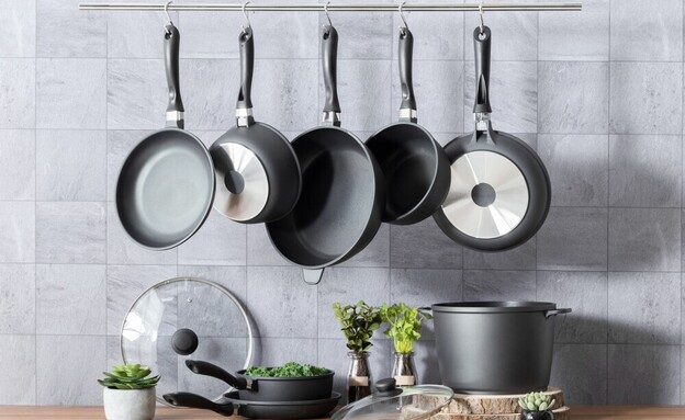 סירים ומחבתות תלויים במטבח