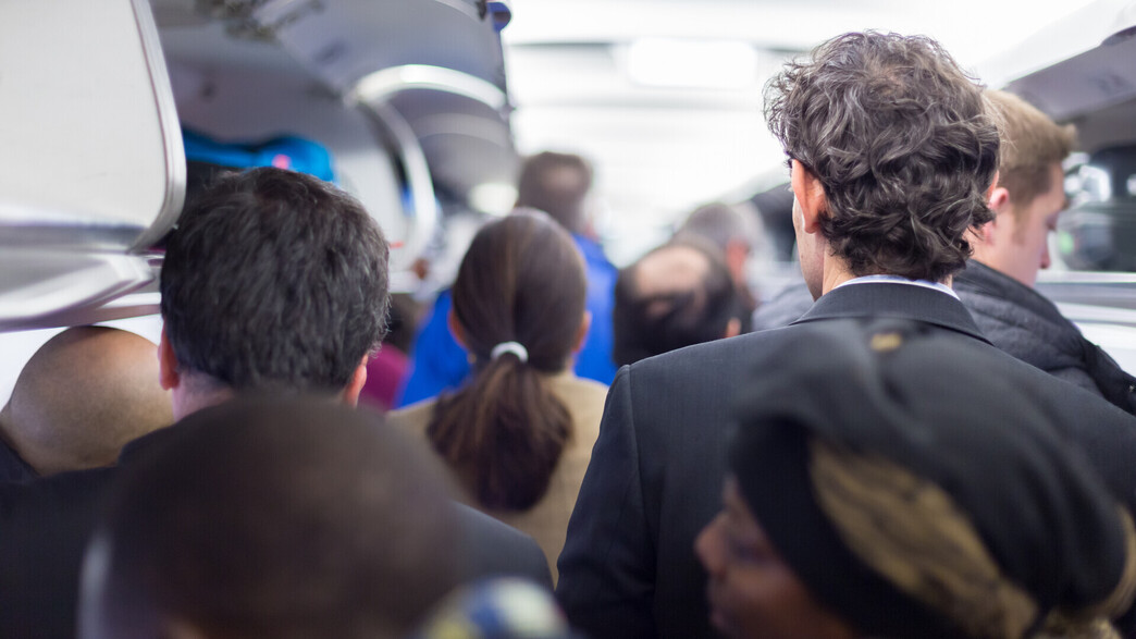 נוסעים יורדים מהמטוס נוסעים יורדים מהמטוס