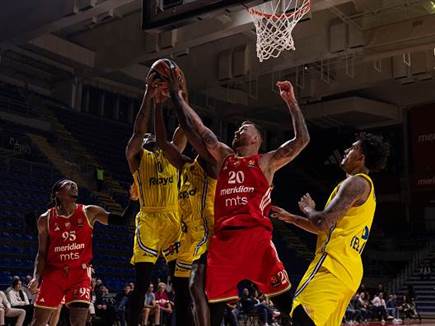 הצהובים התקשו מתחת לסל (GETTY)