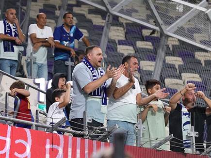 אוהדי האורחת ביציעים (אלן שיבר)