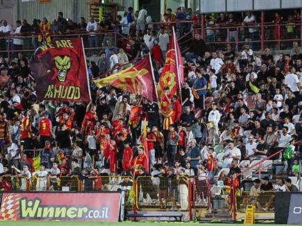 לעיניי מאות אוהדים מקומיים (לירון מולדובן)