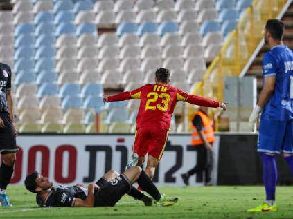 ומי אם לא עזו (לירון מולדובן)