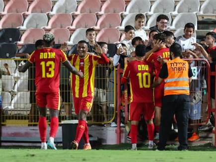 בסיום - חגיגות אדומות (לירון מולדובן)