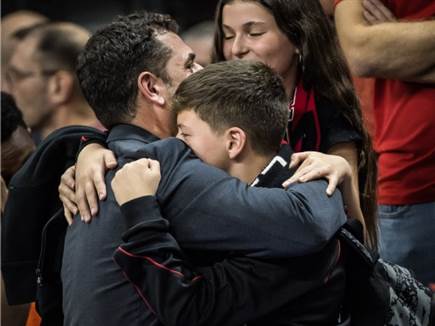 ובסוף יונתן אלון נשם לרווחה (עודד קרני)