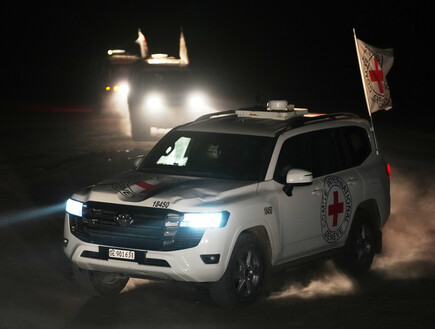 ארון חלל חטוף נמסר לידי הצלב האדום בדרכו לכוח צה"ל