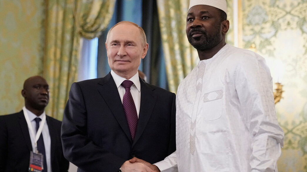 מנהיג החונטה הצבאית של מאלי גויטה לצד פוטין מנהיג החונטה הצבאית של מאלי גויטה לצד פוטין