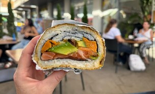 סושי בורגר של יומי סושי ליין (צילום: לין לוי, mako אוכל)