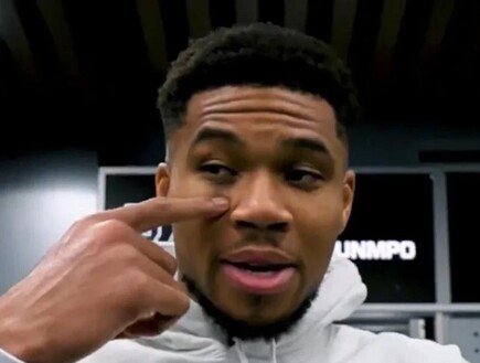 יאניס אנדטוקומפו פנס בעין (צילום: אינסטגרם)