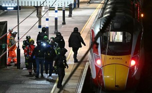 אירוע דקירה המוני ברכבת באזור קיימברידג' בבריטניה (צילום: סעיף 27 א')