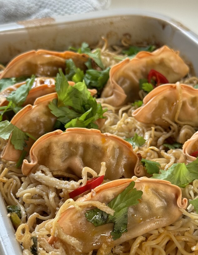 גיוזה ואטריות ברוטב חמאת בוטנים וחלב קוקוס (צילום: יעל קצב)