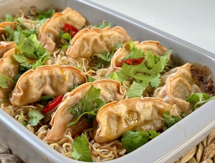 גיוזה ואטריות ברוטב חמאת בוטנים וחלב קוקוס (צילום: יעל קצב)