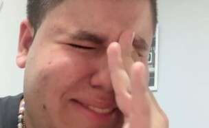 אורן להב רוסס בגז מדמיע (צילום: מתוך האינסטגרם של אורן)