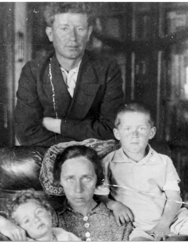 משפחת רבין: רוזה ונחמיה עם ילדיהם יצחק ורחל